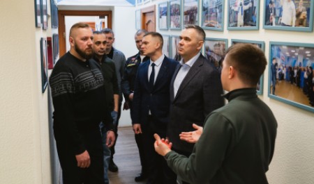 Участники программы «Защитники. Под крылом Архангела» знакомятся с работой регионального отделения «Единой России»