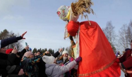 Зиму — на костер: в «Малых Корелах» развернётся широкий праздник с обрядами и боями