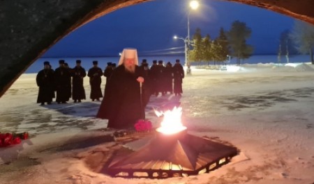Митрополит Корнилий в преддверии Дня защитника Отечества возложил цветы к монументу Победы в Архангельске