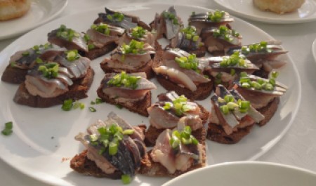 Секреты шеф-поваров и уха на костре: участникам фестиваля «Рыба моя поморская» предложили блюда северной кухни Секреты шеф-поваров и уха на костре: участникам фестиваля «Рыба моя поморская» предложили блюда северной кухни