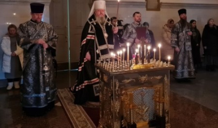 В понедельник первой седмицы Великого поста митрополит Корнилий молился за уставным богослужением в Михаило-Архангельском соборе