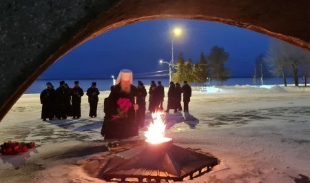 Архангельские священнослужители возложили цветы к Вечному огню