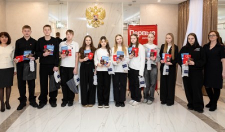 Накануне Дня защитника Отечества первые паспорта в органах ЗАГС получили 50 школьников Поморья
