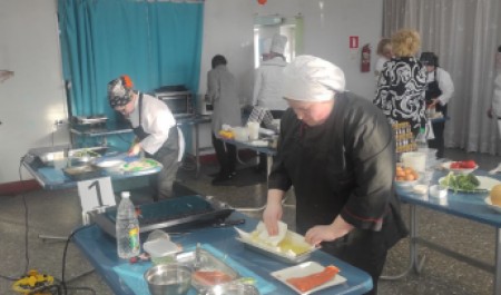 В Онеге состоялся конкурс будущих шеф-поваров «Молодые ножи»