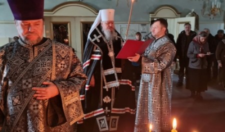 Митрополит Корнилий молился за уставным богослужением во вторник первой седмицы Великого поста 