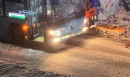 Водитель автобуса насмерть сбил пешехода в Архангельске: он перебегал вне «зебры»