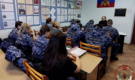 Священник Назарий Ярема духовно окормляет сотрудников Росгвардии в Новодвинске