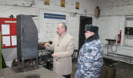 Колония №5 в Коряжме изготавливает уличные урны