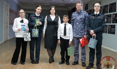 Кадеты архангельской школы подарили открытки наставникам из регионального управления Росгвардии
