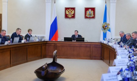 В Поморье взяли на контроль уборку снега с кровель домов и зданий