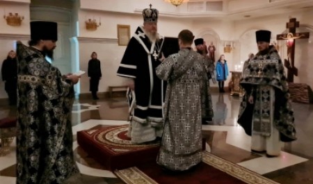 Митрополит Корнилий совершил первую в 2026 году Литургию Преждеосвященных Даров 