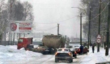 Авария с грузовиком парализовала улицу Коммунальную в Архангельске Авария с грузовиком парализовала улицу Коммунальную в Архангельске