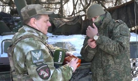 Архангельские бойцы получили наградные часы от губернатора Поморья