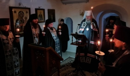 Митрополит Корнилий совершил повечерие с чтением Великого канона преподобного Андрея Критского в Антониево-Сийском монастыре Митрополит Корнилий совершил повечерие с чтением Великого канона преподобного Андрея Критского в Антониево-Сийском монастыре