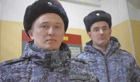 В Нарьян-Маре росгвардейцы эвакуировали жильцов дома при пожаре автомобиля и помогли задержать поджигателя