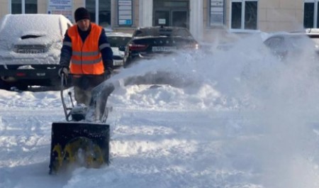 Три дворника за раз: в Архангельске показали новую технику для борьбы со снегом