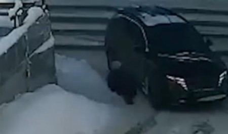 Видео: маленькая девочка угодила прямо под машину на Поморской в Архангельске Видео: маленькая девочка угодила прямо под машину на Поморской в Архангельске