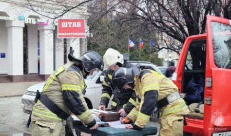 В Симферополе сотрудники МЧС России провели пожарно-тактическое учение в Русском драматическом театре