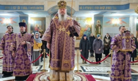 Митрополит Корнилий совершил всенощное бдение в канун праздника Торжества Православия 