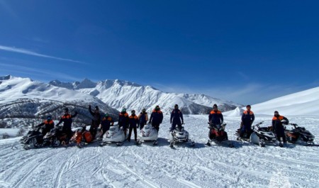 В Архызе сотрудники МЧС России на снегоходах совершенствуют навыки спасения людей