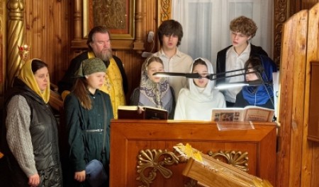 Молодежный хор украшает пением службы в Воскресенском храме на Яграх в Северодвинске 