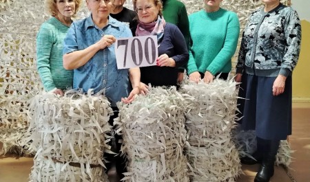 Активисты поселка Кулой Вельского округа изготовили 700 маскировочных сетей для бойцов СВО