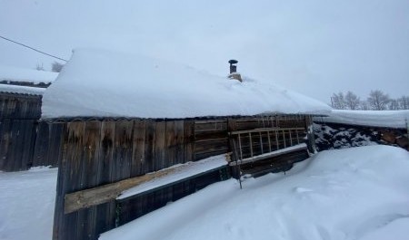 В Мезенском округе пожилой мужчина разбился насмерть, убирая снег с крыши бани