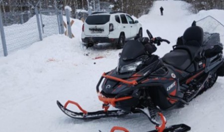 В Архангельской области снегоходчик разбился насмерть, врезавшись в стоящий «Рено»
