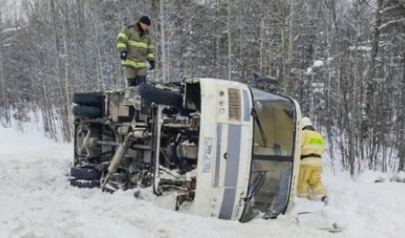 Рейсовый автобус с пассажирами улетел в кювет под Архангельском: есть пострадавшие
