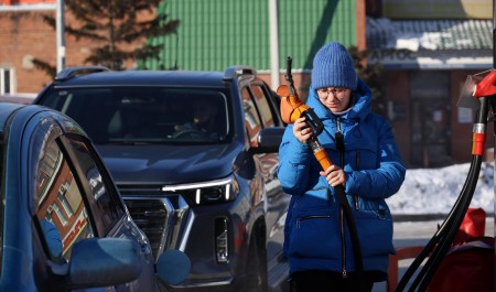 Цены на нефть полезли вверх из-за войны с Ираном. Что будет с бензином в России — понятный разбор Цены на нефть полезли вверх из-за войны с Ираном. Что будет с бензином в России — понятный разбор
