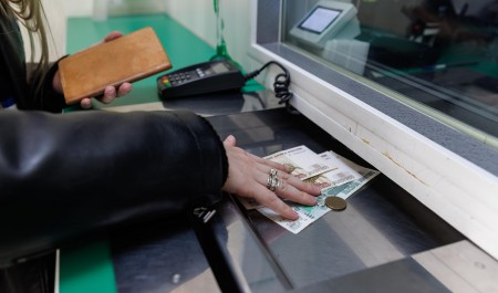 Деньги запретят снимать не только в банкоматах, но и через кассу: как хотят изменить систему 