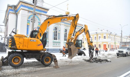 Скоро тут перекроют дорогу: как выглядит место коммунальной аварии в центре Архангельска