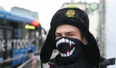 Оштрафуют за шарф и медицинскую маску? Россиянам решили запретить скрывать лицо — поговорили с автором проекта