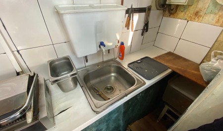 Работали без туалета и воды: в Архангельске закрыли ларек с шаурмой — еда могла быть опасна