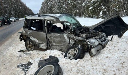 В Архангельской области машина врезалась в грузовик с полуприцепом: пострадали двое