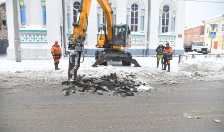 Из-за аварии на сетях в Архангельске разрыли участок дороги: почему сразу не могут уложить асфальт Из-за аварии на сетях в Архангельске разрыли участок дороги: почему сразу не могут уложить асфальт