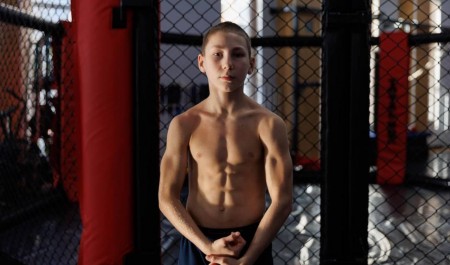 Отжимается по 100 раз и дерется как Брюс Ли. История 13-летнего мальчика-силача — вы позавидуете его мускулам Отжимается по 100 раз и дерется как Брюс Ли. История 13-летнего мальчика-силача — вы позавидуете его мускулам