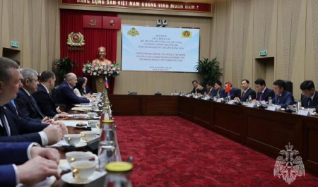 Глава МЧС России провел рабочую встречу с Министром общественной безопасности Вьетнама Лыонгом Там Куангом