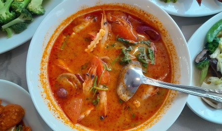 Согреет в холод: как быстро приготовить домашний Том Ям — видео простого рецепта