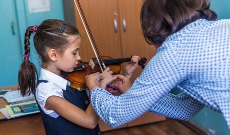 «Зарплата упала на 50%, а ЖКУ выросли на 30%. Вот и вся экономика». Педагог — о зарплате в образовании и о том, как она снижается