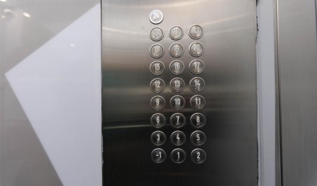 Российский турист попал в изолятор в Азии из-за царапины в лифте — теперь ему грозит до 5 лет тюрьмы. Новости 5 марта