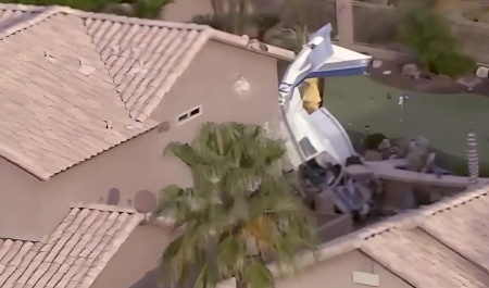 Самолет рухнул на жилые дома в США. Видео, как он сносит всё на своем пути 