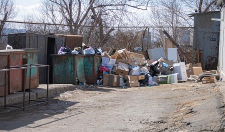 «Требуют плату за вывоз мусора за пять лет, но я в доме даже не жила!» Объясняем, почему придется раскошелиться