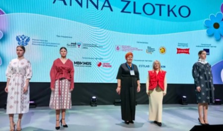 Мастерицы Поморья представили в Москве коллекцию одежды с мезенской росписью