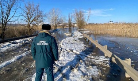 В регионах начались превентивные мероприятия по ослаблению прочности льда перед весенним половодьем