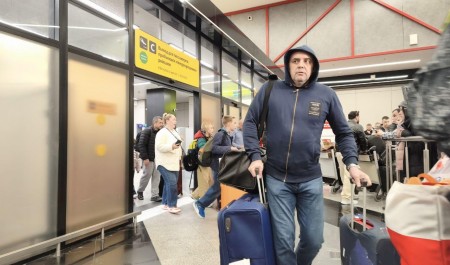 «Летает, бомбит»: почему десятки тысяч россиян не могут спастись от войны на Ближнем Востоке