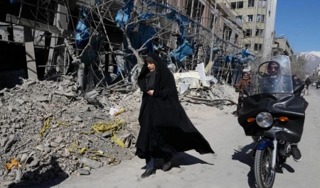 С России хотят снять санкции — ведь цены на нефть уже растут. Главное о войне с Ираном 