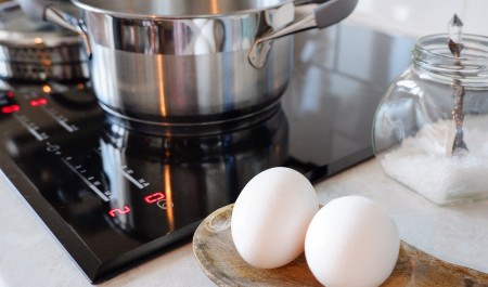 Опасная глазунья: нужно ли мыть куриные яйца перед готовкой — совет для завтрака жителям Архангельской области 