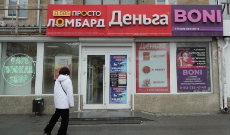 Не хватает на жизнь! Россияне выстроились в очереди в ломбарды и офисы микрозаймов под разговоры про «рост доходов»