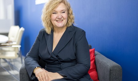 «Дочь смотрит на меня и офигевает»: как 53-летняя парикмахерша сменила ножницы на каблуки и стала моделью plus size 